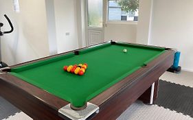 18 Cheerful 2 Bed Bungalow, Hot Tub, Gym, Pool Table